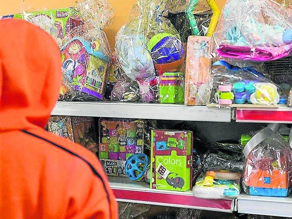 ‘Ningún niño sin juguete’. Bajo este lema, la Fundación Cruz Blanca ha llevado a cabo por quinto año su campaña de recogida de juguetes para regalar a las personas más desfavorecidas de Huesca. Gracias a las donaciones y con la ayuda de 20 voluntarios, se han repartido regalos a más de 330 familias.