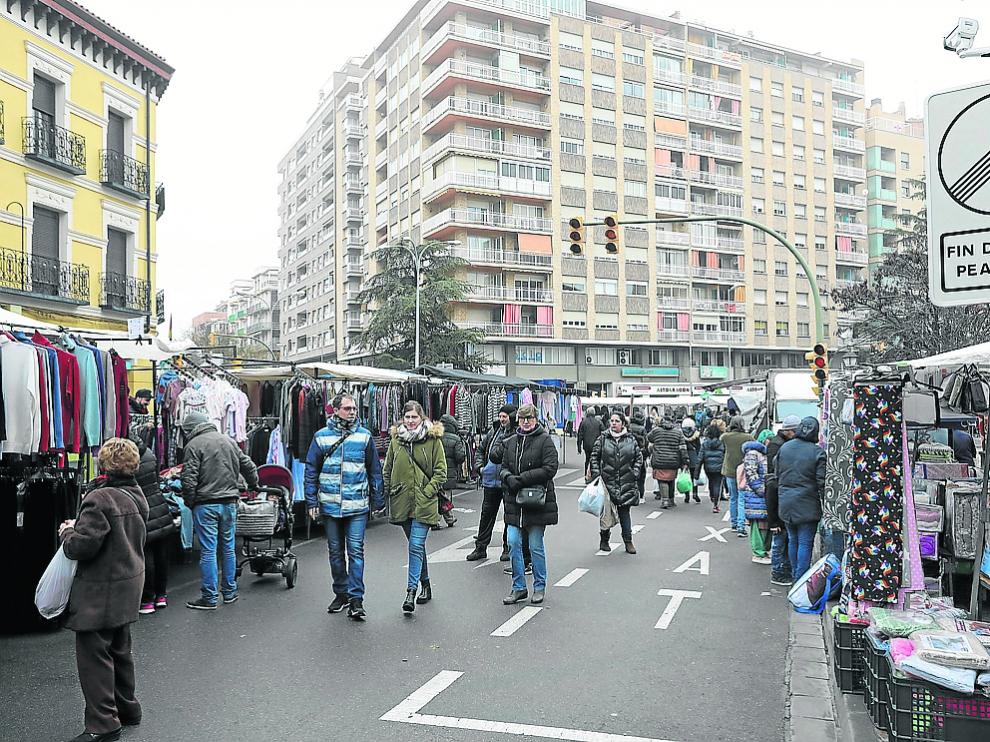 Puestos del mercadillo de los sábados en la unión del Coso Bajo con el paseo Ramón y Cajal.