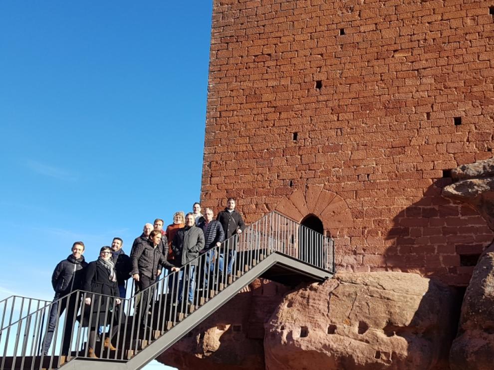El alcalde, Manuel Bujeda, y el consejero José Luis Soro, con otros responsables institucionales, en una reciente visita al castillo Peracense.