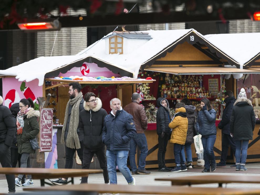 En la mañana de ayer algunos visitantes se animaron a pasear por el mercado navideño.