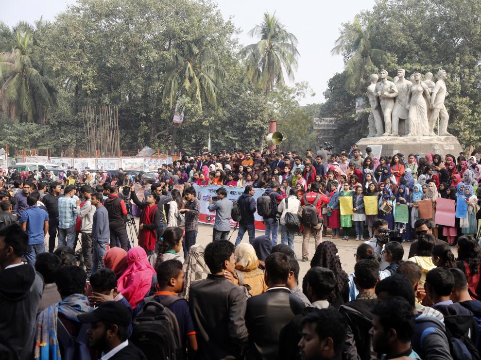 Los estudiantes universitarios de Bangladesh han protestado por la presunta violación de una compañera.