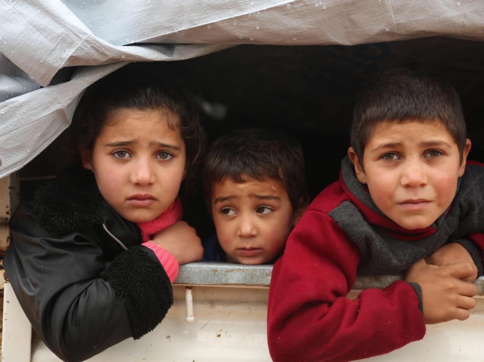 Niños sirios desplazados son transportados en una camioneta el pasado 3 de enero tras escapar de la violencia en la ciudad de Maarat-al-Numan.