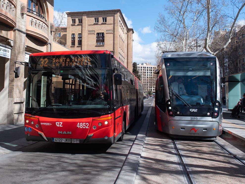 Un autobús y un tranvía en el paseo de la Gran Vía de Zaragoza.