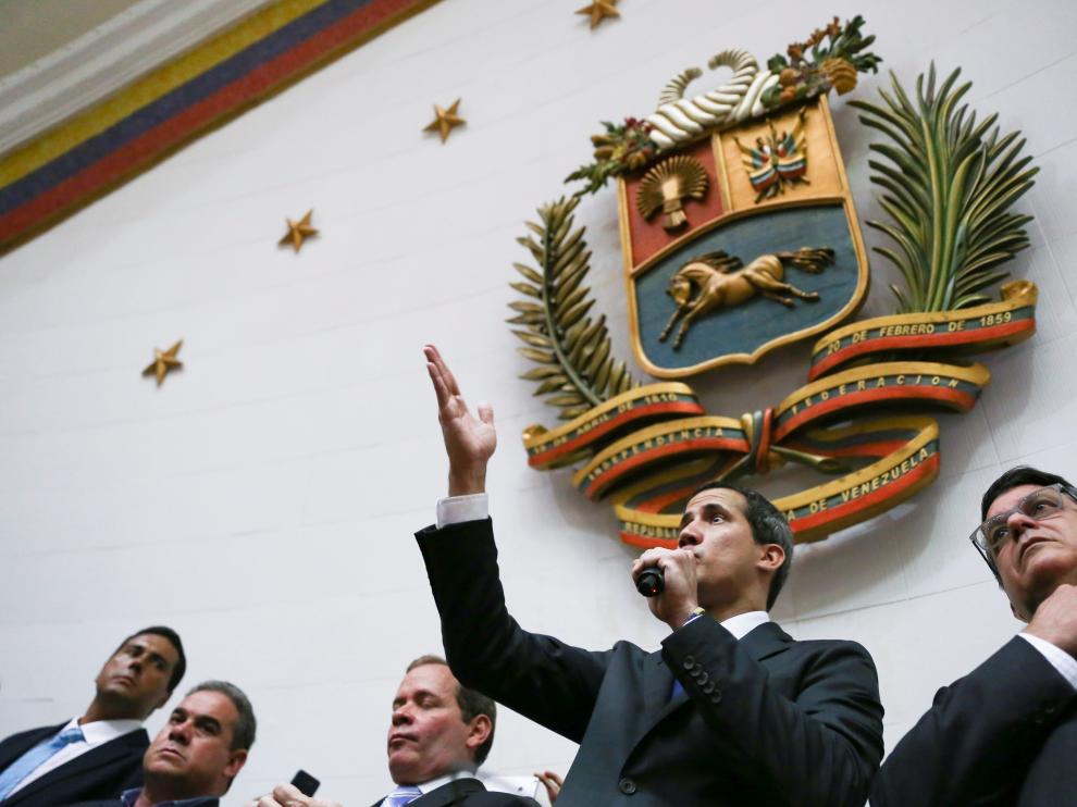El líder opositor venezolano Juan Guaidó y varias decenas de diputados que le respaldan como presidente del Parlamento entraron este martes por la fuerza en el Palacio Legislativo