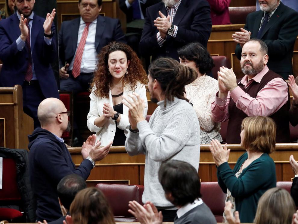 Emotivo aplauso a la diputada enferma.