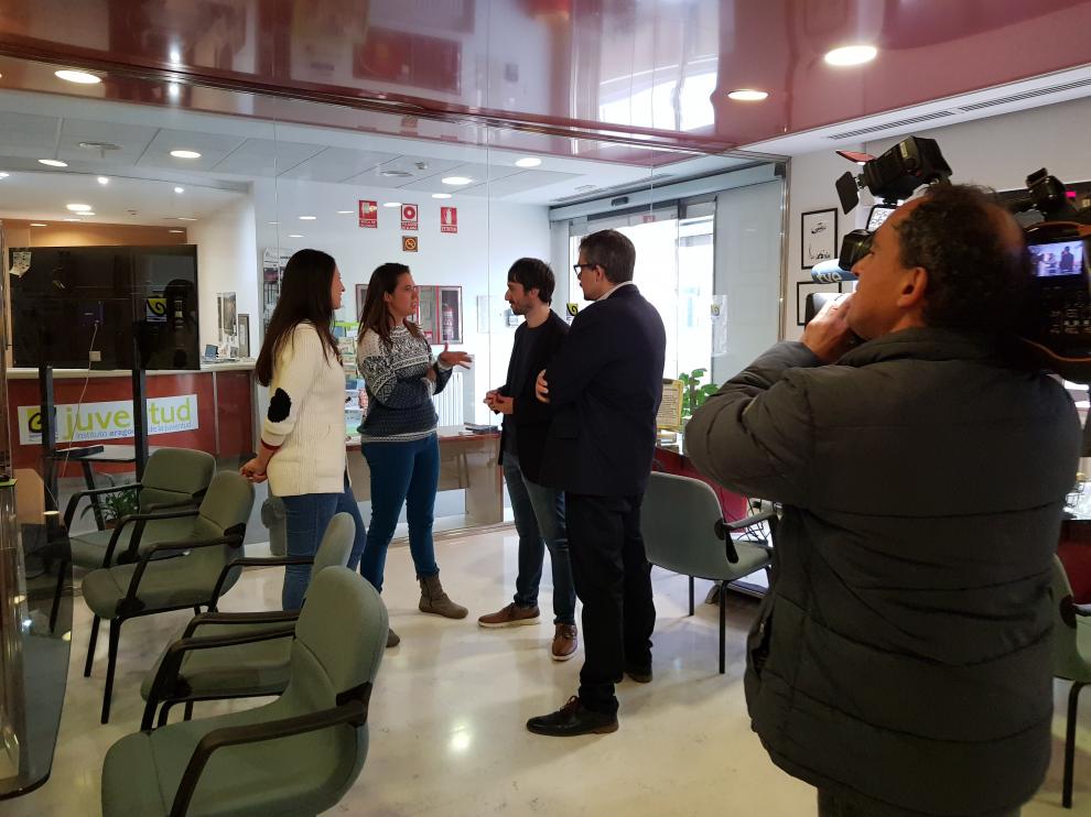 Dos de las jóvenes aragonesas que han retornado gracias al plan del Gobierno aragonés, Marta Mancebón y Ana Omeya, hablando con los directores gerentes del IAJ y del Inaem, Adrián Gimeno y Raúl Camarón.