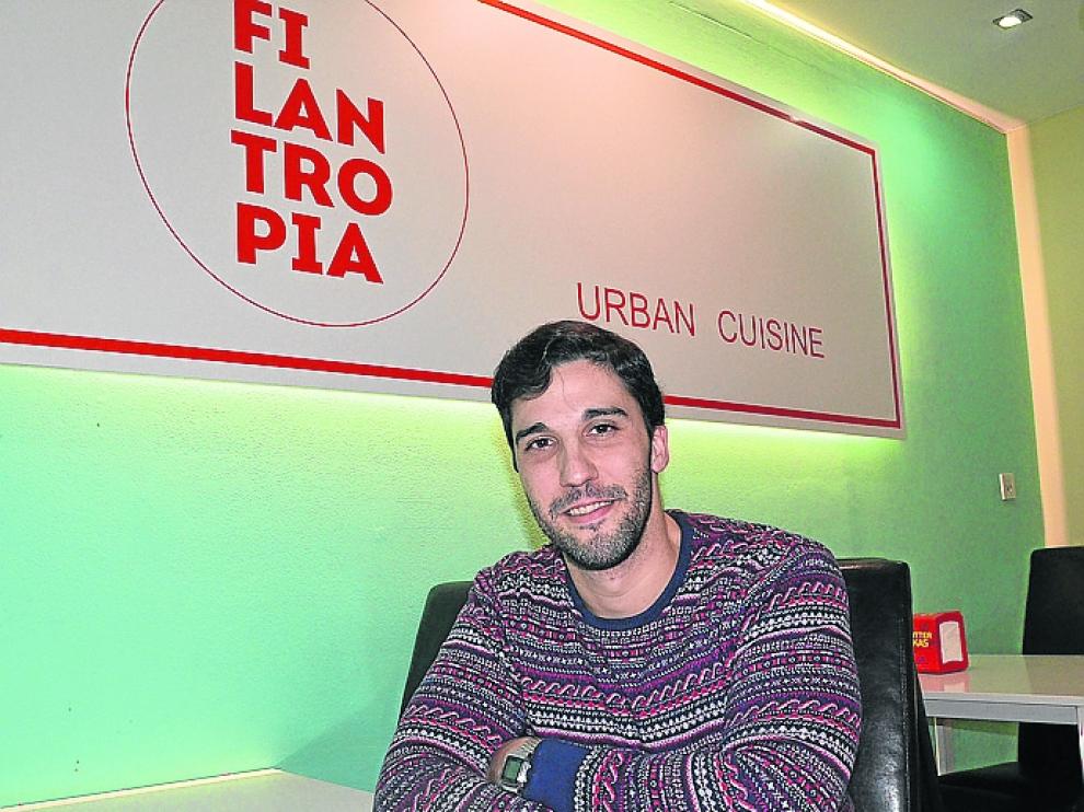 Lorenzo Palos, con una de las hamburguesas de la carta.