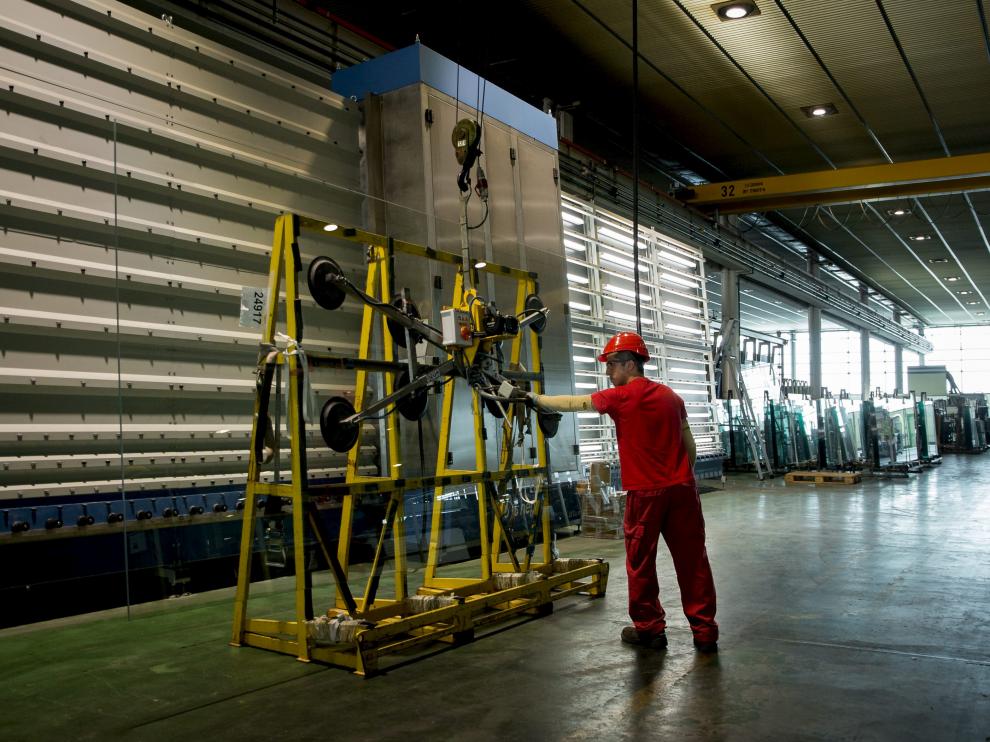 Uno de los operarios trabajando en las instalaciones de Ariño Duglass en La Puebla de Alfindén.