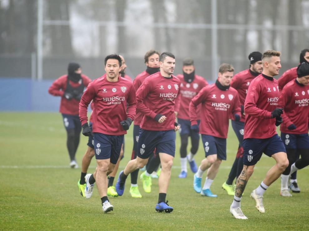 Okazaki, con sus compañeros durante el entrenamiento de este martes.
