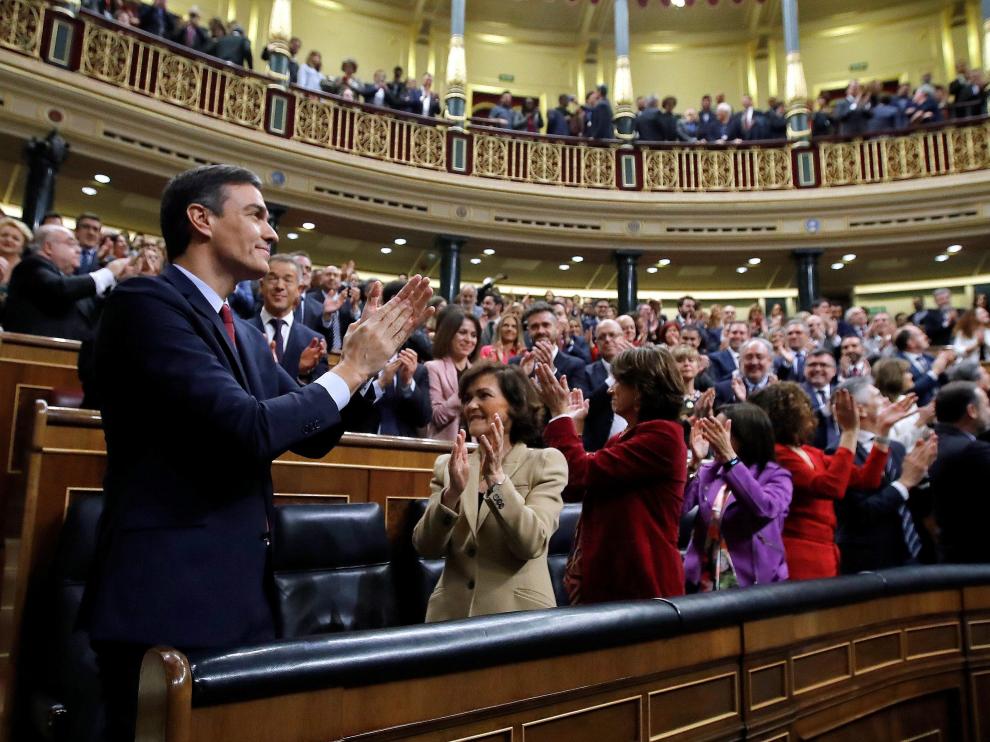 Sánchez aclamado por la bancada socialista y de Podemos.