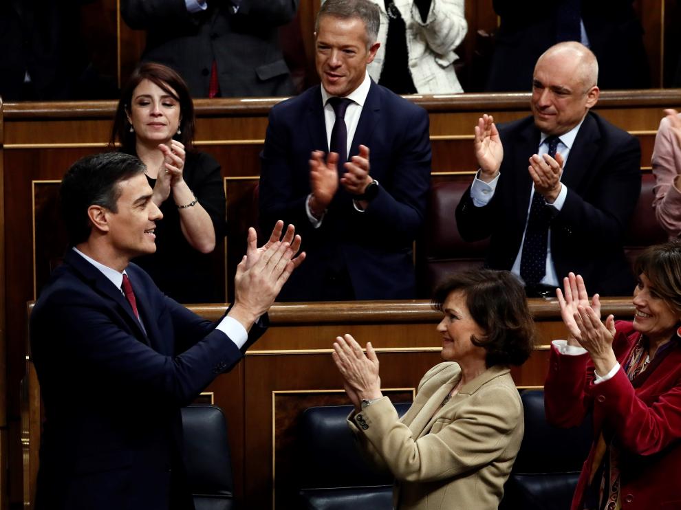 Sánchez y su equipo aplaudiendo a los diputados socialistas tras la votación de su investidura
