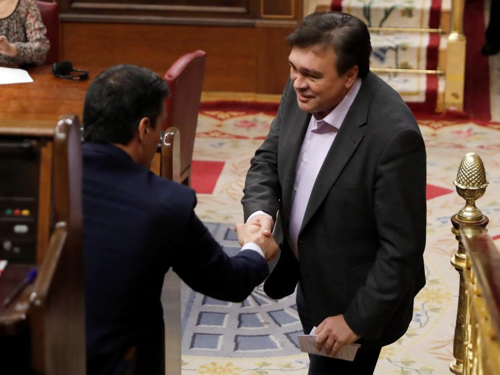 Tomás Guitarte y Pedro Sánchez se saludan durante el pleno de investidura del líder socialista.