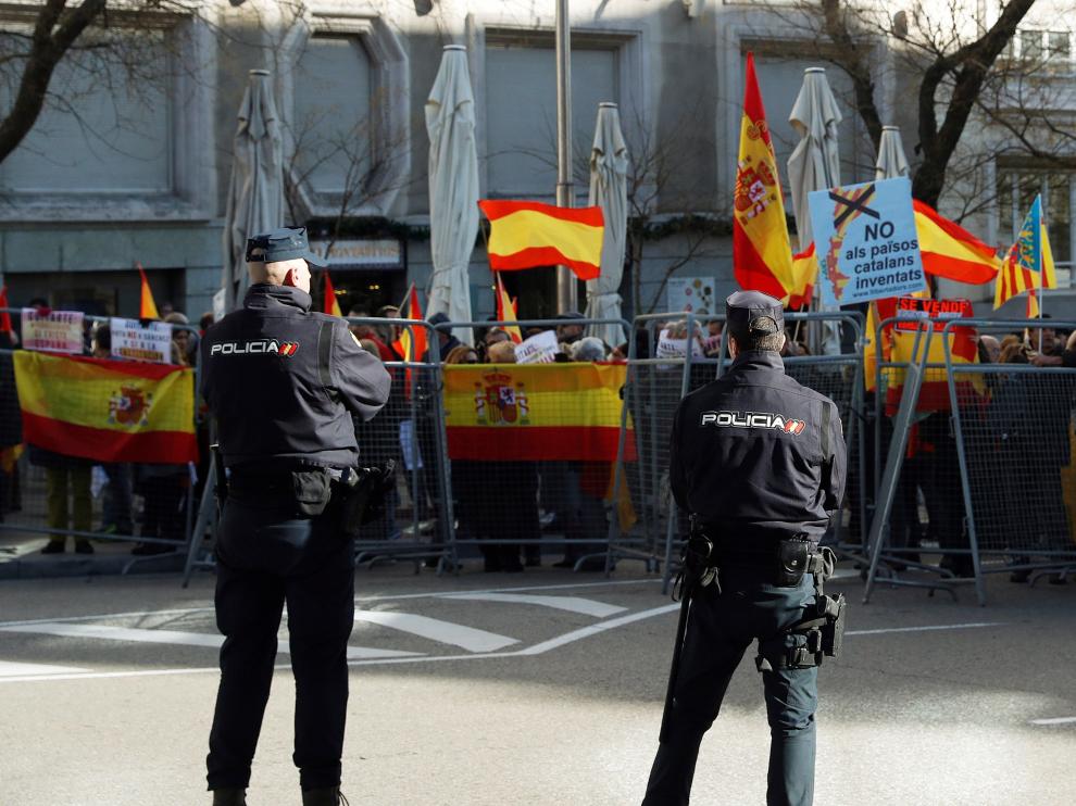 Un grupo de personas se concentra junto al Congreso en la tercera jornada de investidura de Pedro Sánchez.