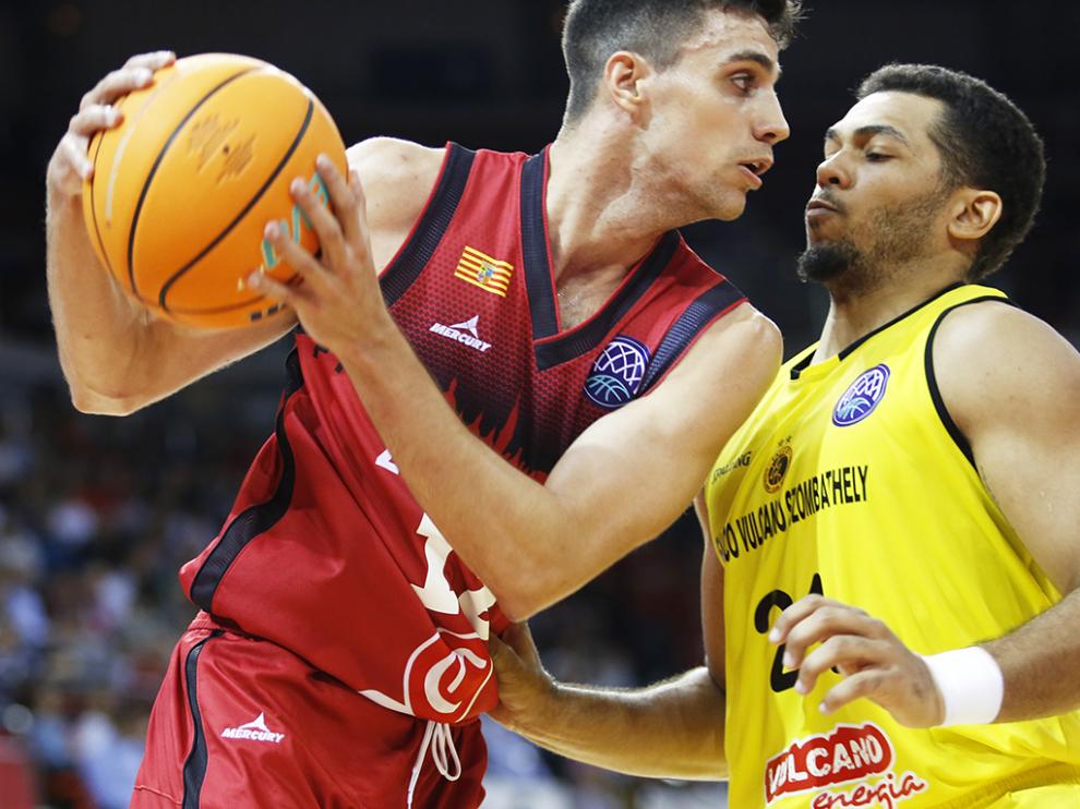 Carlos Alocén intenta una penetración en el partido entre el Falco y el Casademont Zaragoz