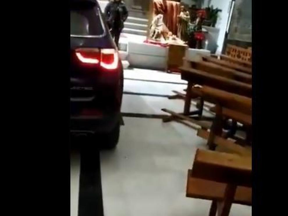 Coche empotrado en el altar de una iglesia.