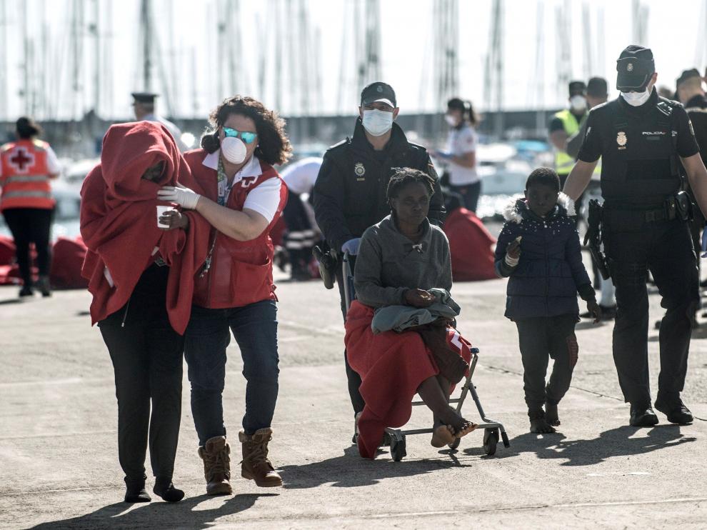 Efectivos de Salvamento Marítimo, Cruz Roja, la Policía y otros servicios de emergencia atienden a las 43 personas rescatadas en una patera a la deriva a 27 kilómetros de Lanzarote
