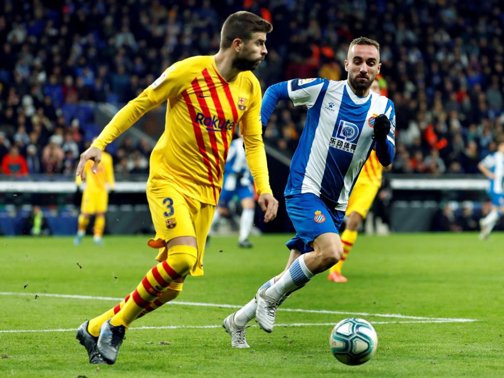 Gerard Piqué se escapa de Bernardo, del Espanyol