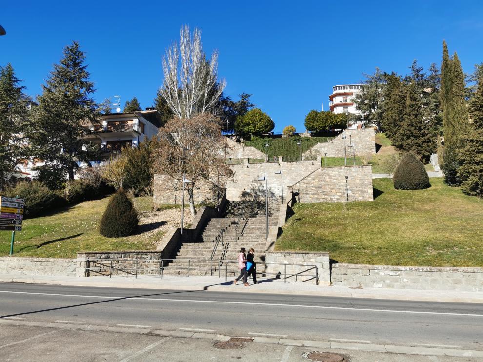 Los elevadores permitirán salvar las 100 escaleras que hay entre las avenidas Perimetral y Oroel.
