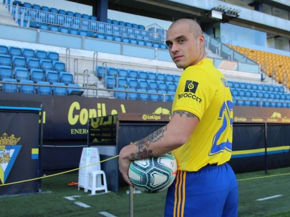 Pombo, en su presentación como futbolista del Cádiz en el estadio Ramón de Carranza.