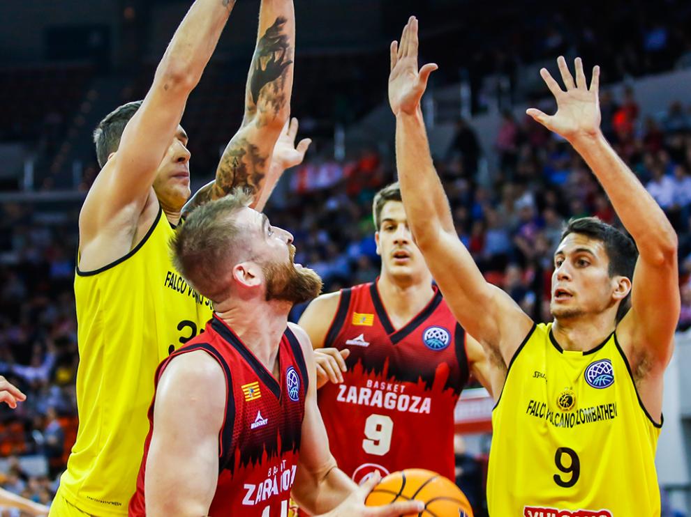 Radovic intenta anotar ante la Zoltan Perl, en el partido entre el Falco y el Casademont Zaragoza