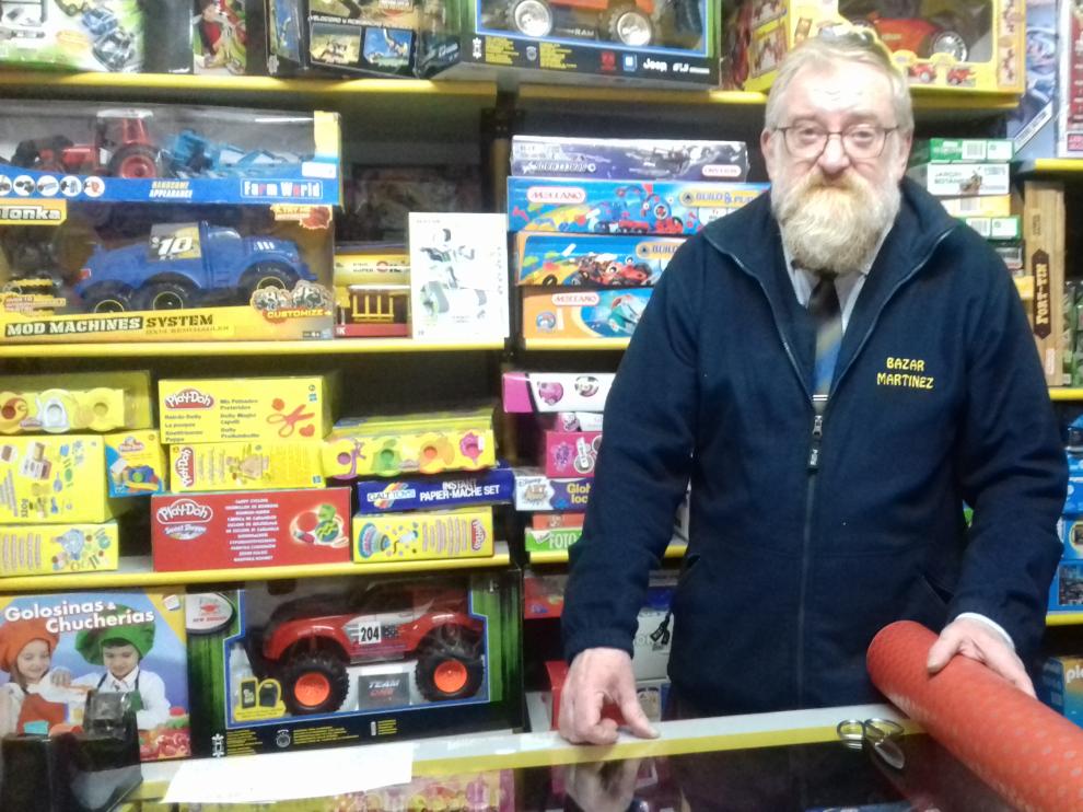 Severo Martínez en su tienda de juguetes de la calle Fita, 24, en Zaragoza.
