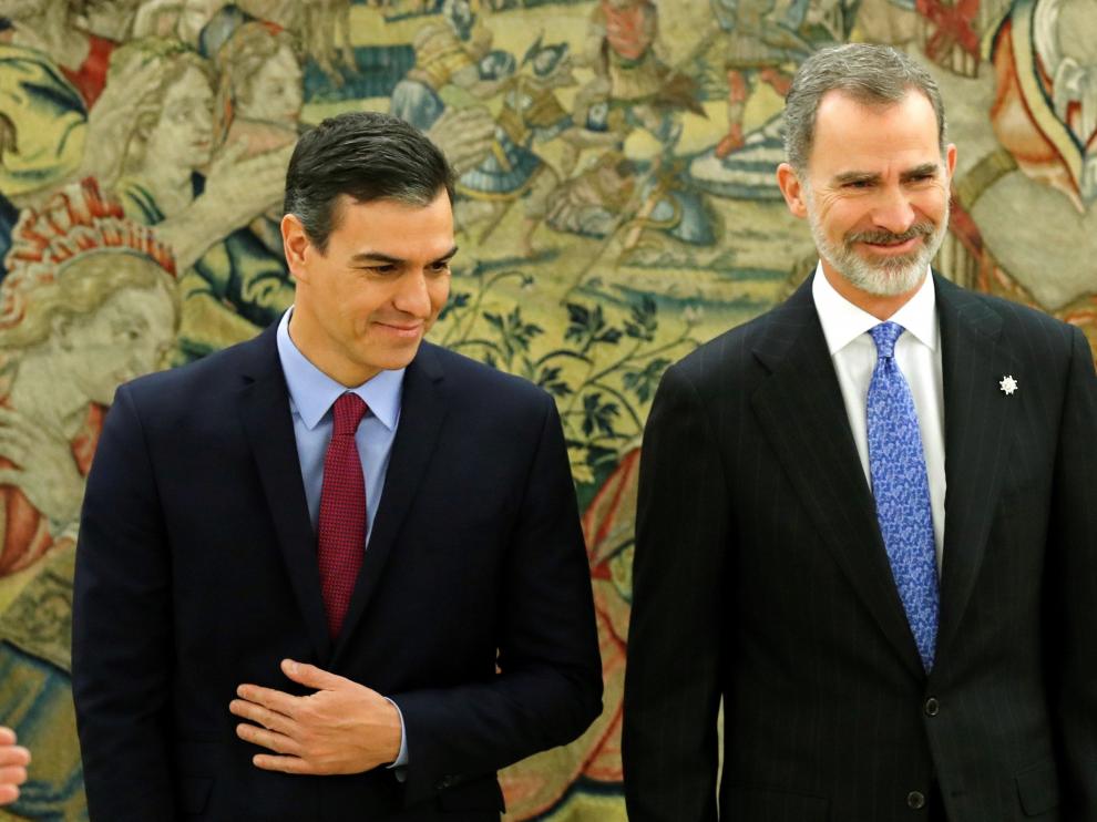 Un momento del encuentro entre Pedro Sánchez y el rey Felipe VI tras prometer el cargo de presidente este miércoles.