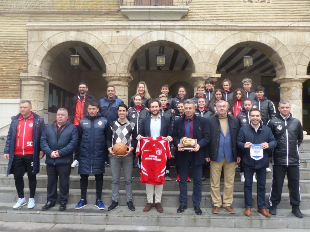 El equipo de fútbol rumano, cuerpo técnico y autoridades en el Ayuntamiento de Monzón.