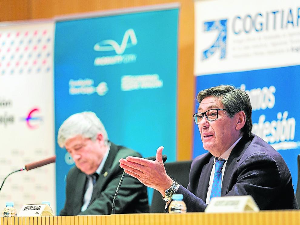 El vicepresidente Arturo Aliaga, junto al decano de Cogitiar, Enrique Zaro, ayer en Ibercaja.