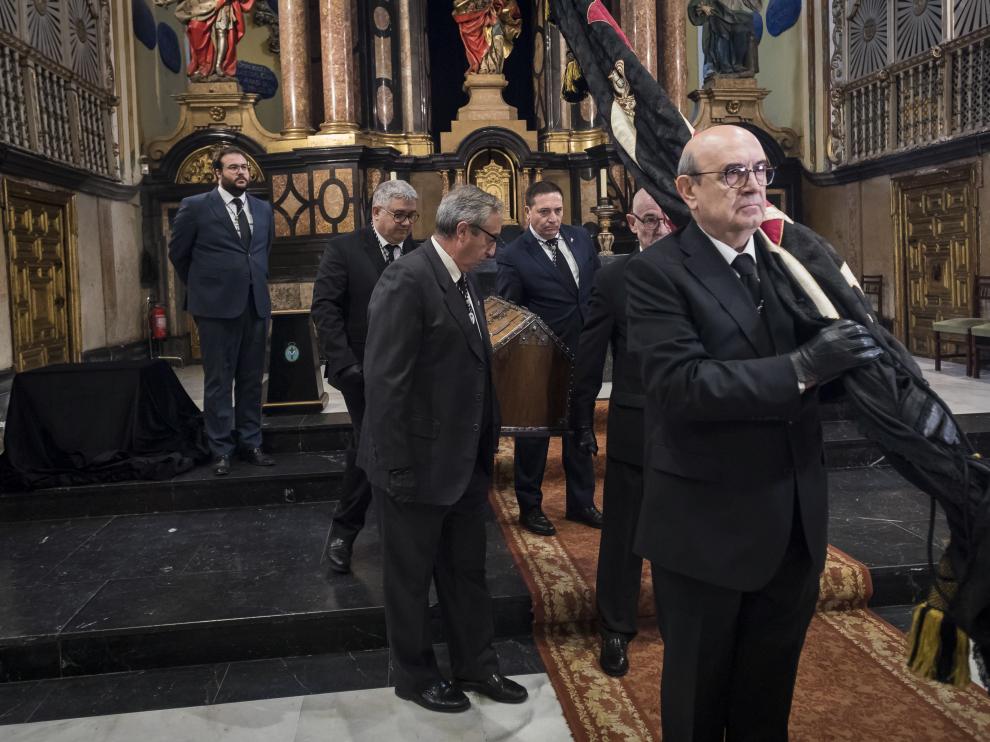 Miembros de la Hermandad de la Sangre de Cristo traslada la urna de los restos atribuidos a Juan de Lanuza en la iglesia de San Cayetano.