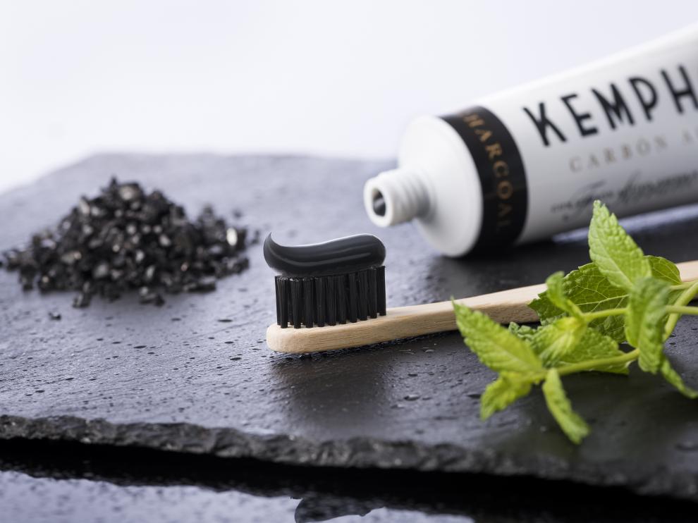 Kemphor Charcoal, pasta de dientes en el mercado desde 2019.