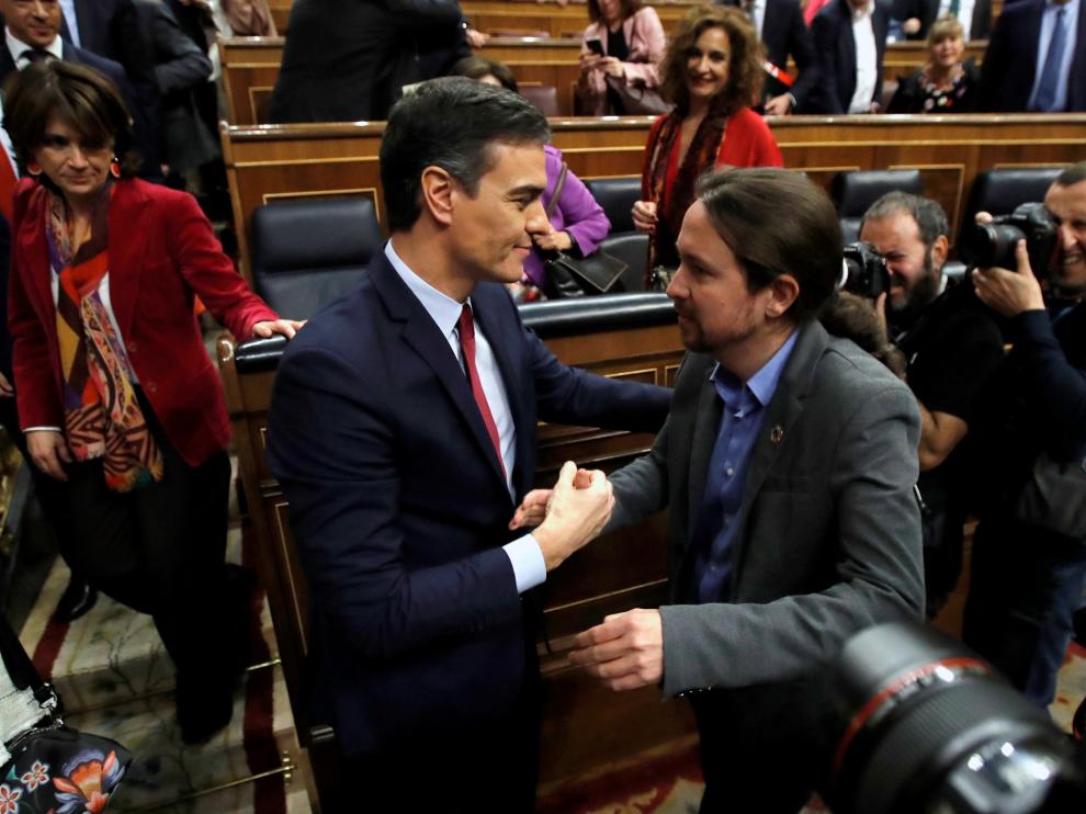 Sánchez e Iglesias saludándose tras la investidura
