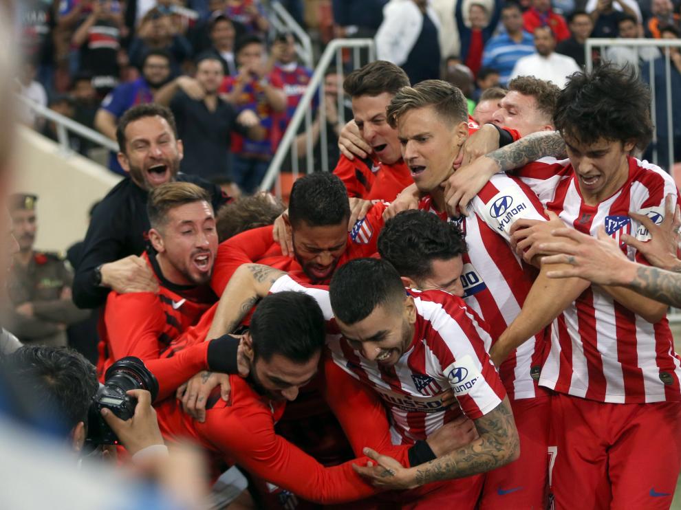 Los jugadores del Atlético celebran el gol ganador contra el Barcelona.