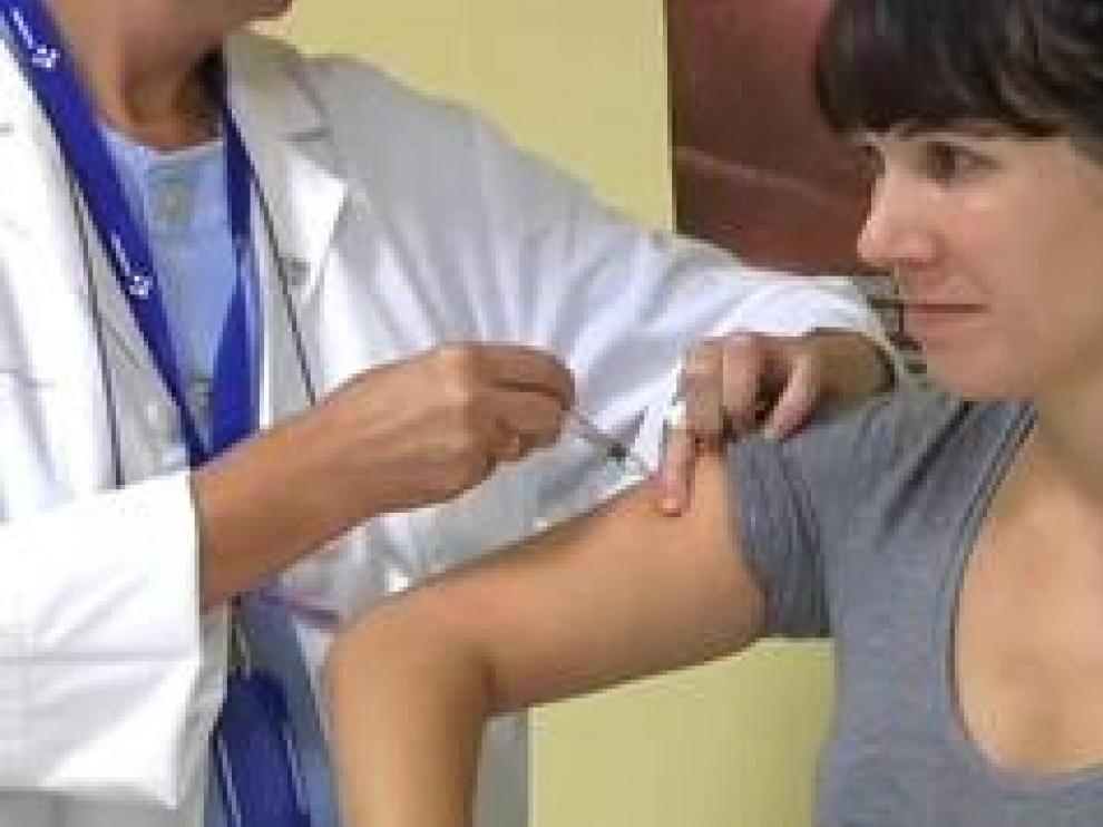 La bajada de temperaturas y la niebla de los últimos días han disparado los casos de gripe en la Comunidad aragonesa. La tasa de incidencia ha llegado a alcanzar los 62,4 casos por cada 100.000 habitantes en la semana del 30 de diciembre al 5 de enero. Esto supone que se ha duplicado respecto a la semana anterior y casi roza ya los 70, el nivel en el que ya se considerará epidemia.
