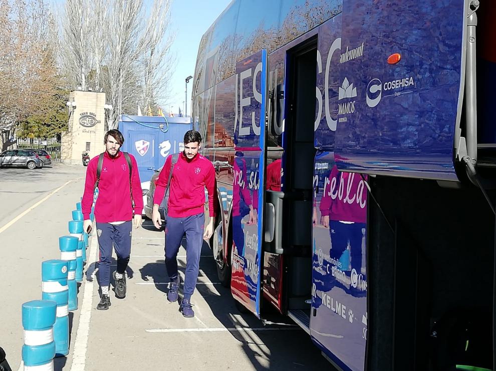 Eugeni y Valera, antes de subir al autobús de la SD Huesca rumbo a León.