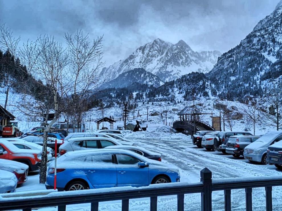 Imágenes de la nevada con la que ha amanecido este viernes el Pirineo.