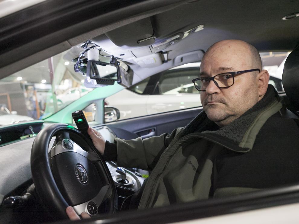 Javier Burgos fue uno de los primeros taxistas de Zaragoza en instalarse una cámara de videovigilancia.