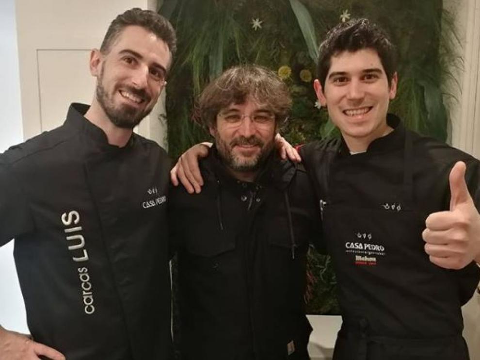 Jordi Évole con Luis (izquierda) y Javier Carcas, cocineros de Casa Pedro.