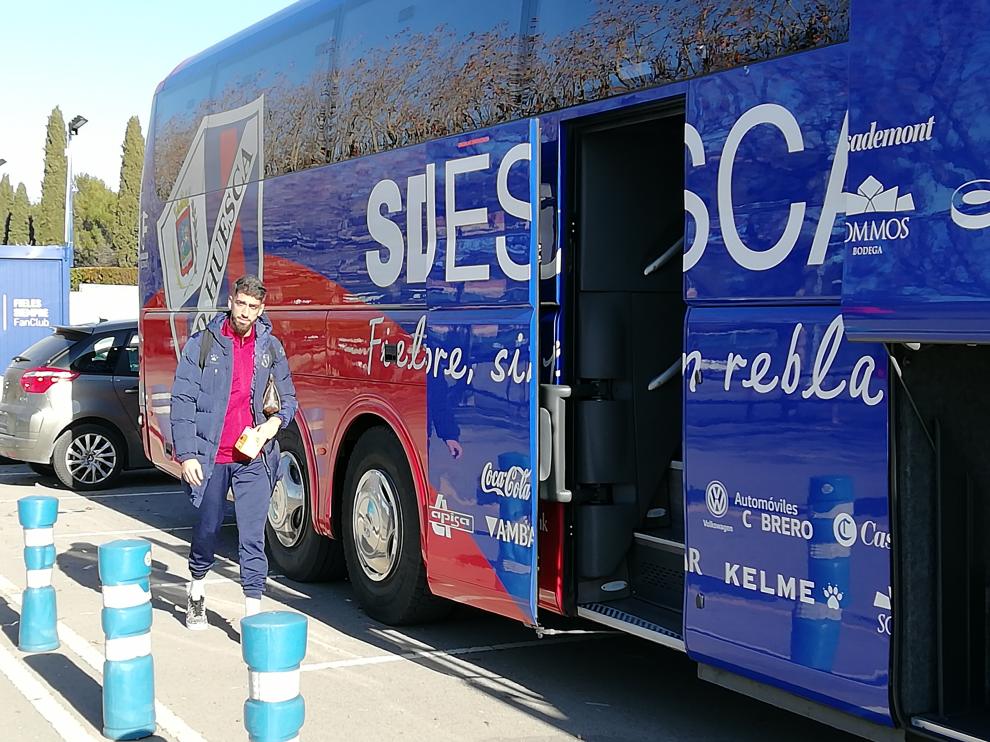 Josué Sá, camino del autobús de la SD Huesca para poner rumbo a León.
