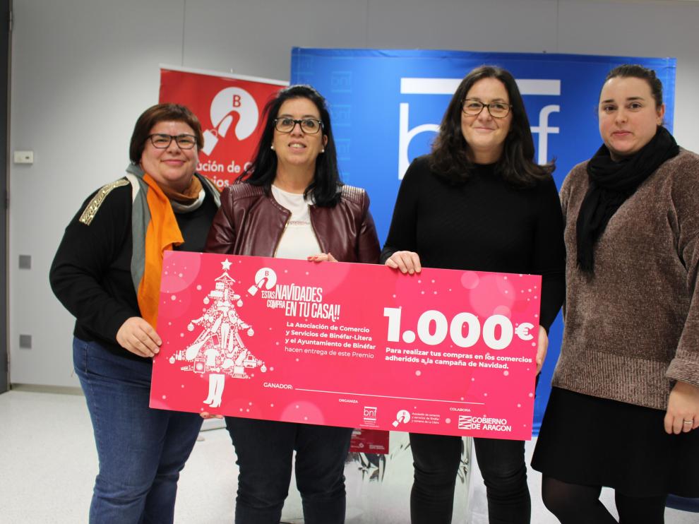 María Pilar Gálvez ha recibido el cheque de mil euros.