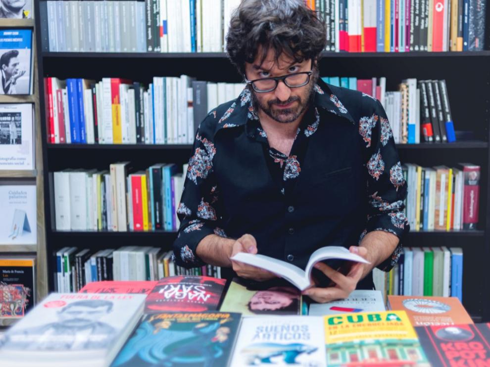 Octavio Gómez Milián, siempre rodeado de novelas y poemarios.