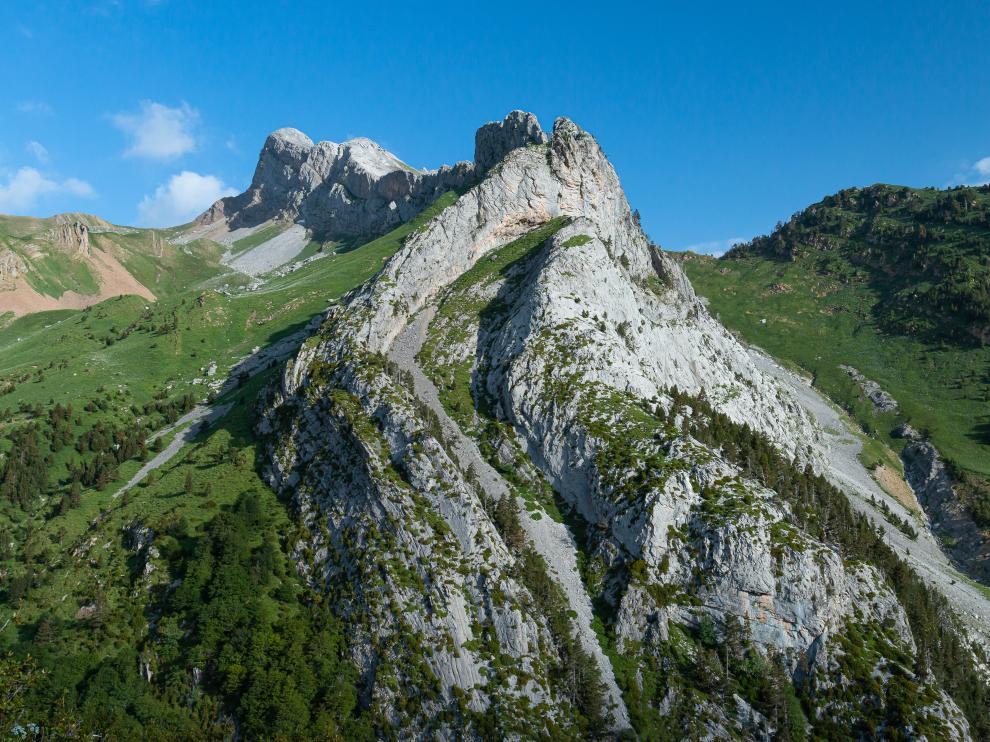 La tensión de un arco de roca. Pliegue en las calizas del pico de Fenez, en pleno Geoparque Sobrarbe-Pirineos