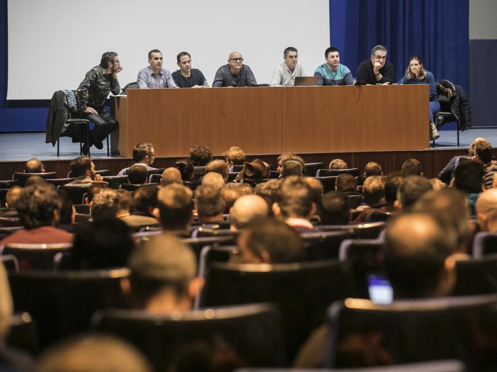 Asamblea de trabajadores convocada en Zaragoza por las secciones sindicales de CGT, OSTA y Stopel en la factoria de PSA en Figuerelas
