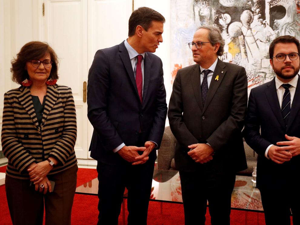Pedro Sánchez charla con Quim Torra en presencia del vicepresidente de la Generalitat, Pere Aragonès, en diciembre de 2018.