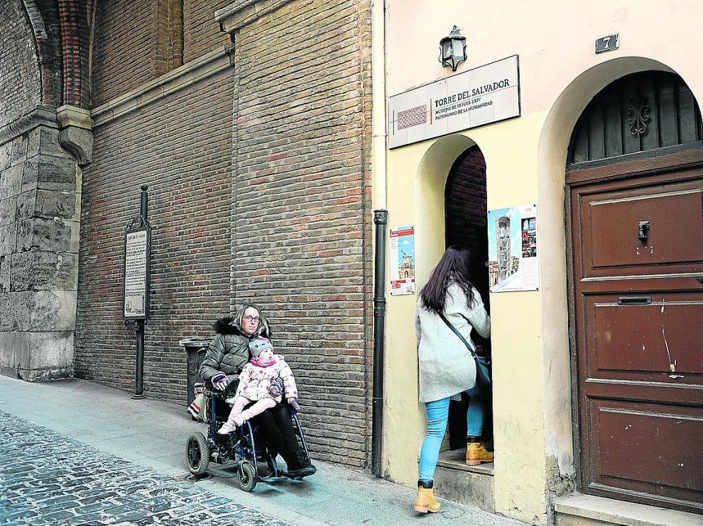 Rosa María Ibáñez, junto a la entrada a la Torre del Salvador, tan estrecha que no cabe una silla de ruedas.