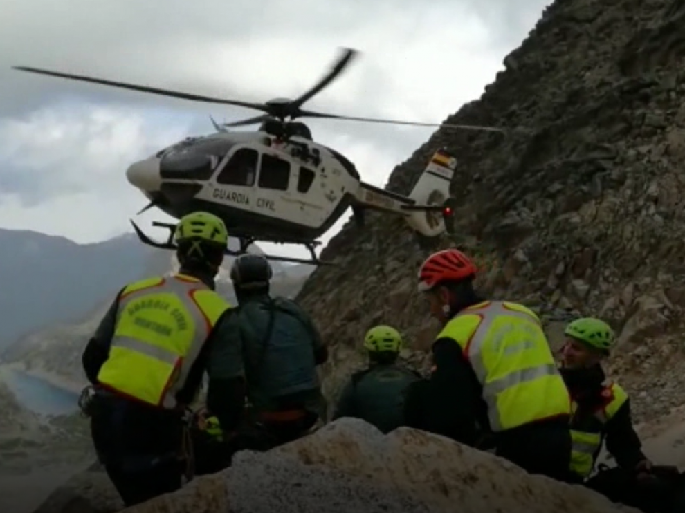 Imagen de archivo de otro rescate realizado por el helicóptero de la Guardia Civil.