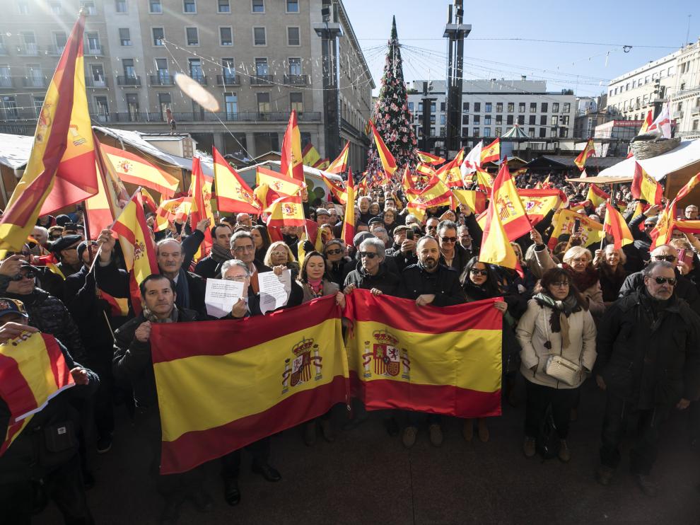 La concentración en Zaragoza reunió a unas 1.200 personas frente al ayuntamiento.