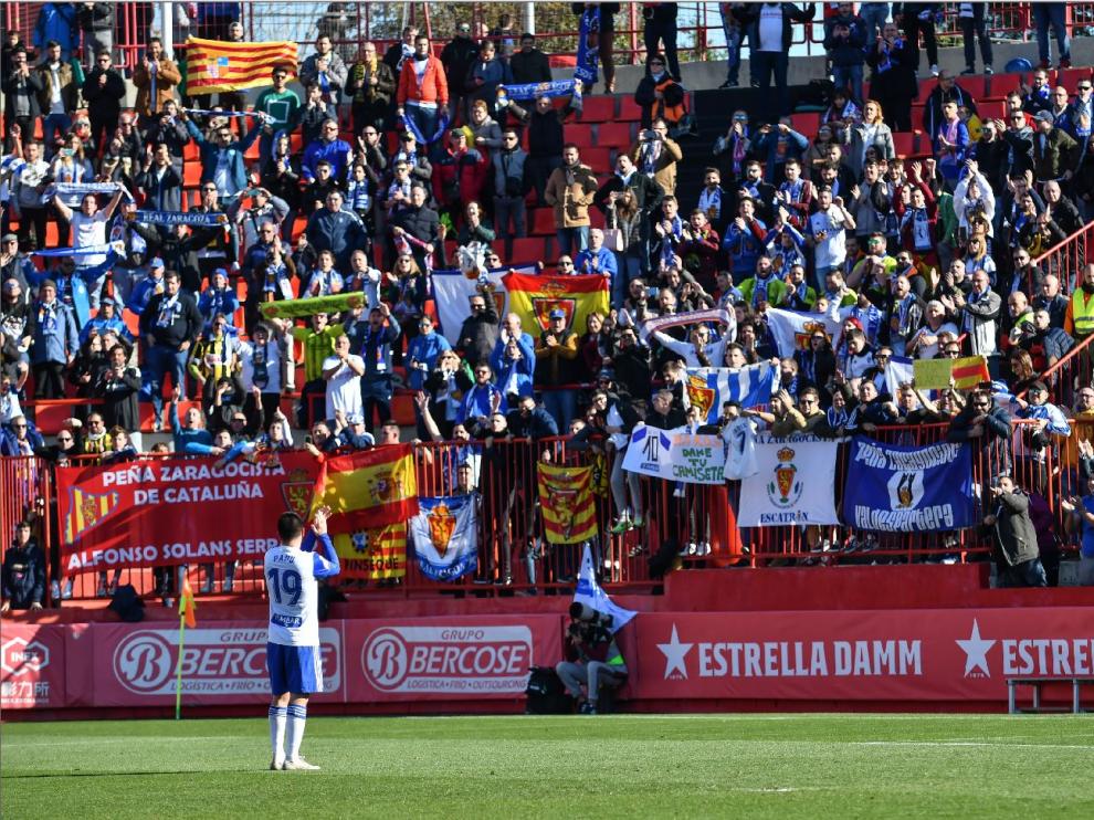 Papunashvili celebra con la afición zaragocista desplazada este sábado por la mañana a Tarragona el 1-3, anotado por el georgiano en el minuto 83 de este partido de Copa, el último por ahora que jugará como blanquillo.