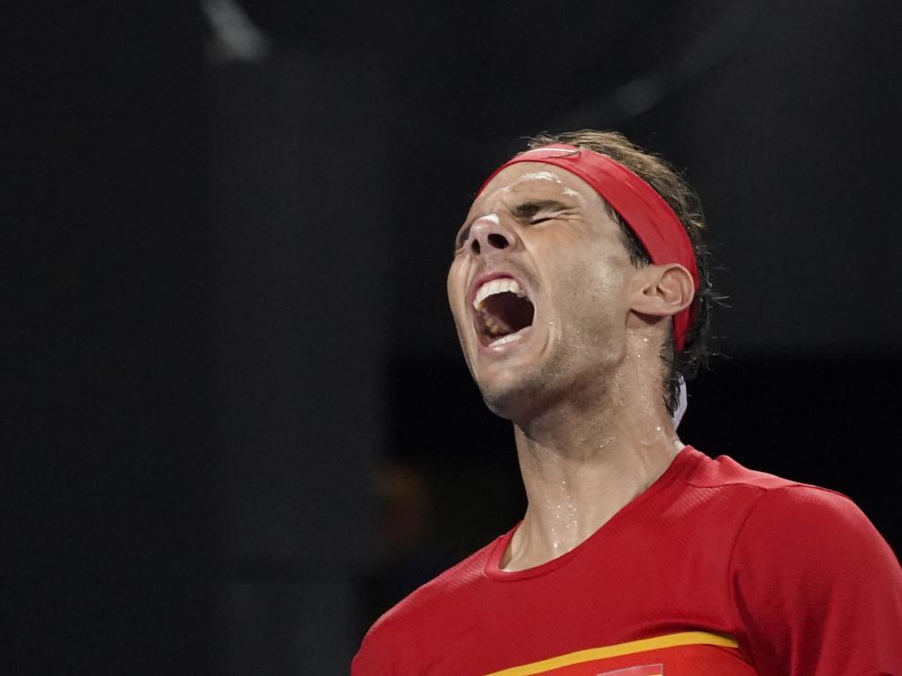 Rafa Nadal se lamenta tras un punto en su partido ante Djokovic.