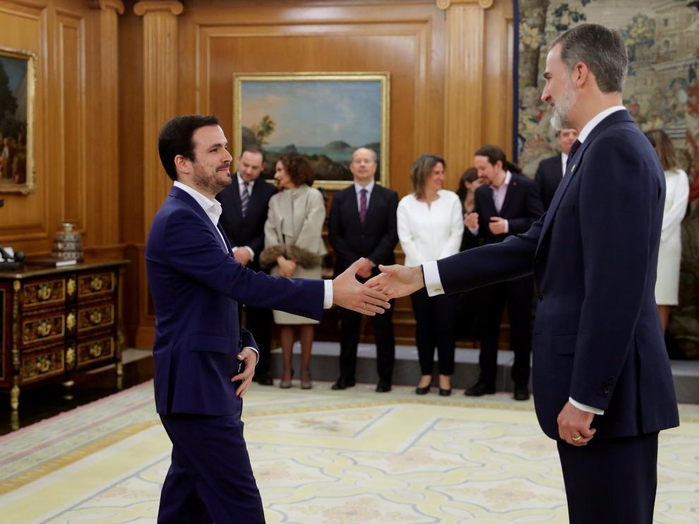 Alberto Garzón saluda al Rey durante la toma de posesión de su cartera