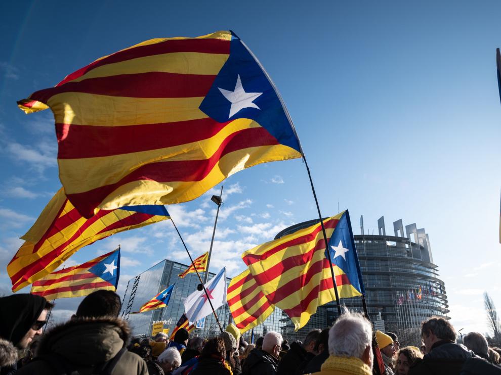 El presidente de la Generalitat, Quim Torra, entre los líderes nacionalistas que han acompañado a los manifestantes que han recibido en el Parlamento Europeo, en Estrasburgo, a Carles Puigdemont y Toni Comín, que han ocupado sus escaños como eurodiputados.